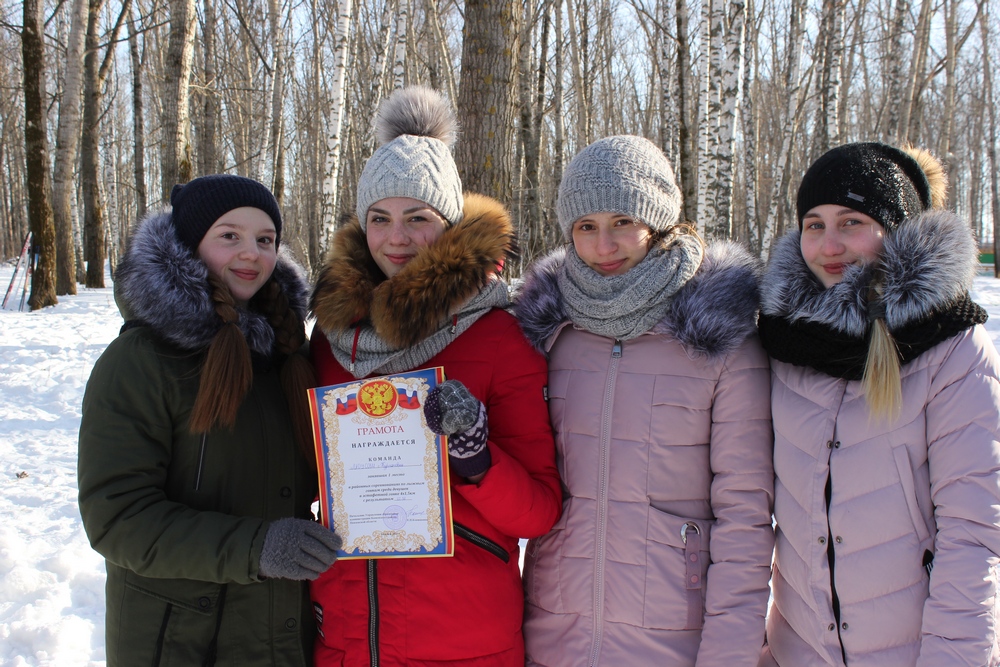 Команда девушек МОУ СОШ с. Кургановка - победители лыжной эстафеты